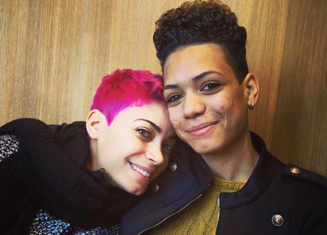 ''Elodie si vergognava di cantare davanti a sconosciuti'': la sorella Fey fa una rivelazione sorprendente - Gossip.it | News sul Gossip e VIP