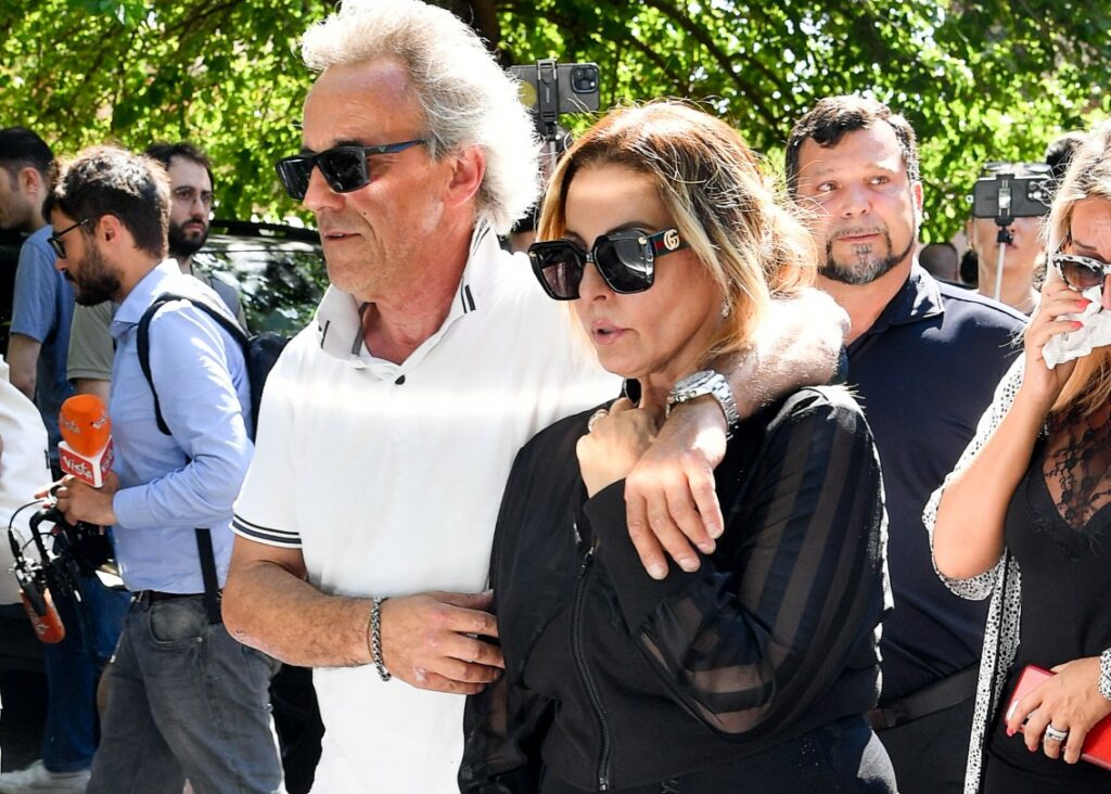 La moglie di Alvaro Vitali si presenta col nuovo compagno al funerale dell'attore a Roma: pioggia di critiche su Stefania Corona, foto