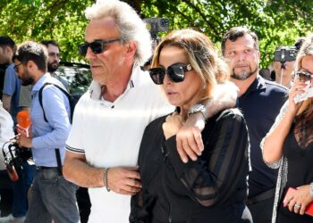 La moglie di Alvaro Vitali si presenta col nuovo compagno al funerale dell'attore a Roma: pioggia di critiche su Stefania Corona, foto