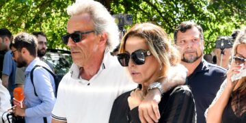 La moglie di Alvaro Vitali si presenta col nuovo compagno al funerale dell'attore a Roma: pioggia di critiche su Stefania Corona, foto