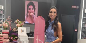 Elisabetta Gregoraci lancia a Napoli i suoi lipgloss dedicati alle mamme e non solo: guarda
