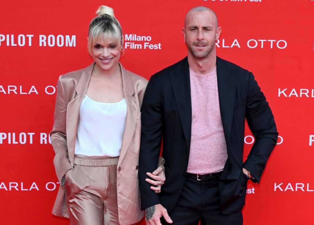 Micaela Ramazzotti e il nuovo compagno Claudio Pallitto felici e innamorati sul red carpet: altra uscita mondana di coppia dopo la rissa con l'ex di lei Paolo Virzì Micaela Ramazzotti e il nuovo compagno Claudio Pallitto felici e innamorati sul red carpet: altra uscita mondana di coppia dopo la rissa con l'ex di lei Paolo Virzì