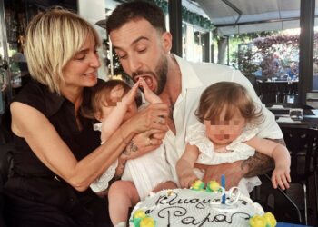 Andreas Muller spegne le candeline con le sue gemelline: il ballerino compie 29 anni e festeggia con i suoi affetti, guarda