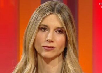 Nicoletta Romanoff commossa in tv ricordando il fratello morto a soli 21 anni: ''Era bellissimo, alto 1 metro 90, lo fermavano per strada''