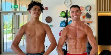 Cristiano Ronaldo e il figlio 14enne si sfidano a colpi di muscoli: la foto in posa e la verità su chi è più alto, guarda
