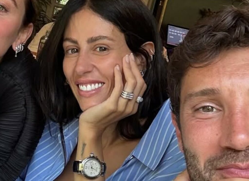 Stefano De Martino e Gilda Ambrosio sempre più vicini: lui pubblica anche un selfie al concerto con la stilista, il ritorno di fiamma più ufficiale