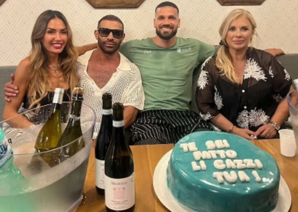 Tina Cipollari fa una rara apparizione mondana per l'inaugurazione del ristorante dell'ex tronista Luca Salatino: ci sono anche altri volti noti della trasmissione