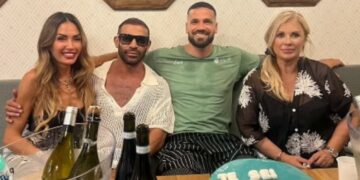 Tina Cipollari fa una rara apparizione mondana per l'inaugurazione del ristorante dell'ex tronista Luca Salatino: ci sono anche altri volti noti della trasmissione