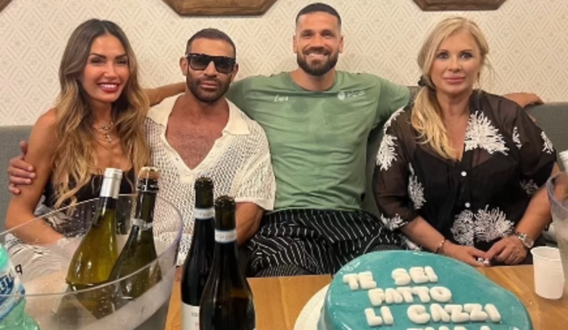 Tina Cipollari fa una rara apparizione mondana per l'inaugurazione del ristorante dell'ex tronista Luca Salatino: ci sono anche altri volti noti della trasmissione - Gossip.it | News sul Gossip e VIP