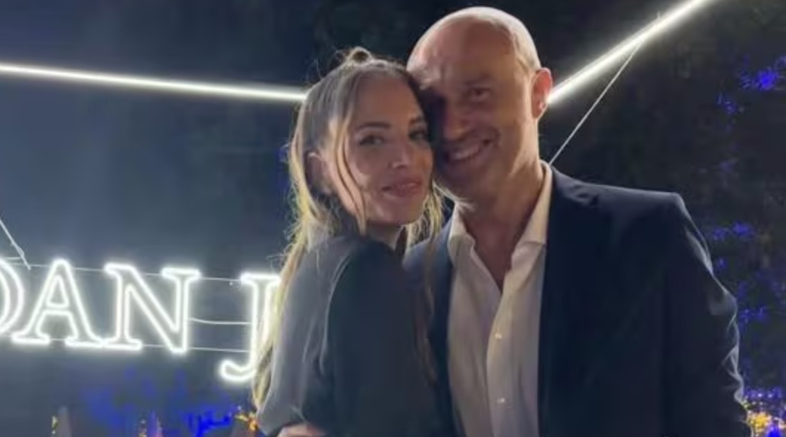 ''E' già la seconda volta che scambiano la mia fidanzata per mia figlia'': Rudy Zerbi rivela l'imbarazzante equivoco a causa della differenza d’età - Gossip.it | News sul Gossip e VIP