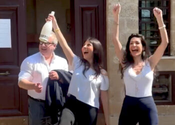 L'ex gieffina Perla Maria Paravia, figlia di Maria Monsé, ha finito gli esami di Maturità! Le foto dopo l'interrogazione con mamma, papà e champagne: guarda
