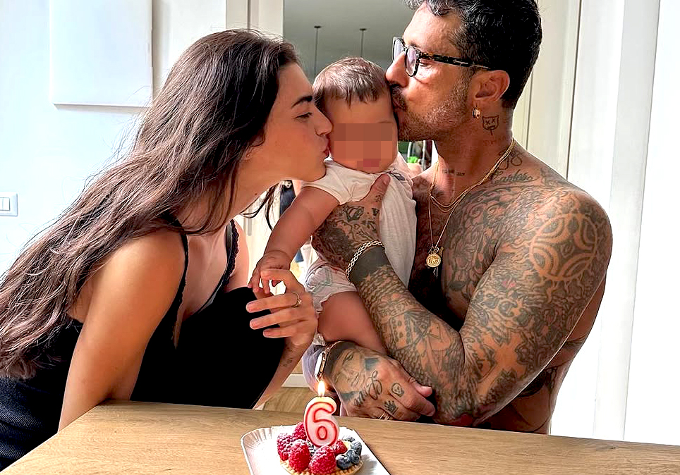 ''Sei mesi di amore folle'': Fabrizio Corona e Sara Barbieri festeggiano il figlio Thiago con una torta per il complimese, foto - Gossip.it | News sul Gossip e VIP