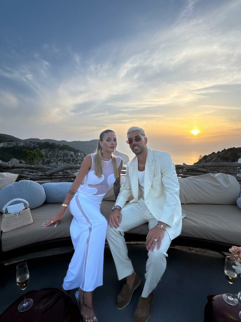 Chiara Nasti organizza un white party a Ibiza per i 30 anni del marito Mattia Zaccagni Chiara Nasti organizza un white party a Ibiza per i 30 anni del marito Mattia Zaccagni