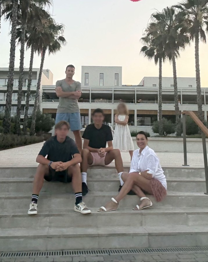 Alena Seredova al mare con tutta la famiglia