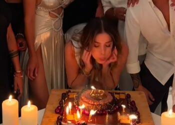 Aida Yespica festeggia 43 anni a Ibiza col figlio