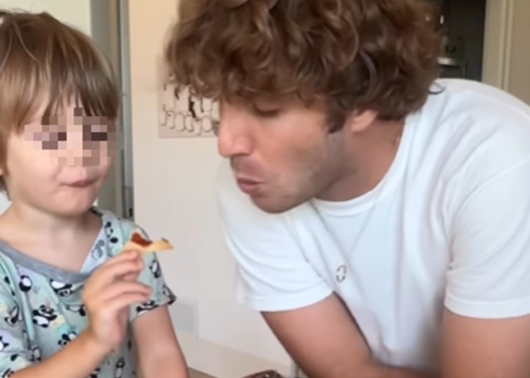 Paolo Ciavarro fa i biscotti col figlio Gabriele