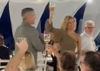 Martina Colombari festeggia 50 anni con una cena in spiaggia a Riccione