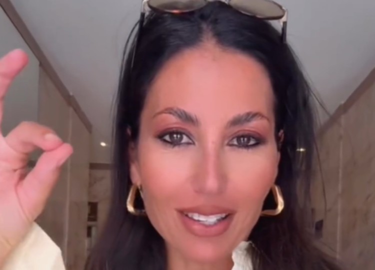 Elisabetta Gregoraci bloccata in aeroporto 8 ore tra ritardi e voli cancellati