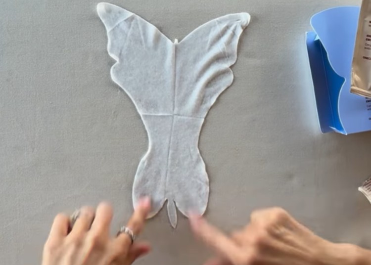 Belen Rodriguez mostra come è fatta la sua maschera per le parti intime