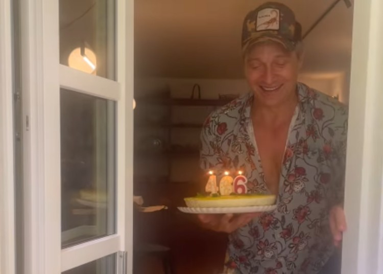 Claudio Santamaria spegne le candeline 'sbagliate' Claudio Santamaria spegne le candeline 'sbagliate'