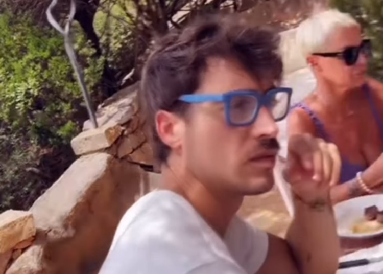 Belen e l'ex Antonino in vacanza insieme in Sardegna Belen e l'ex Antonino in vacanza insieme in Sardegna