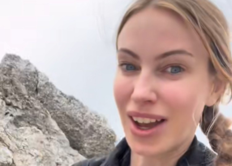 Taylor Mega sfinita durante l'arrampicata in montagna Taylor Mega sfinita durante l'arrampicata in montagna