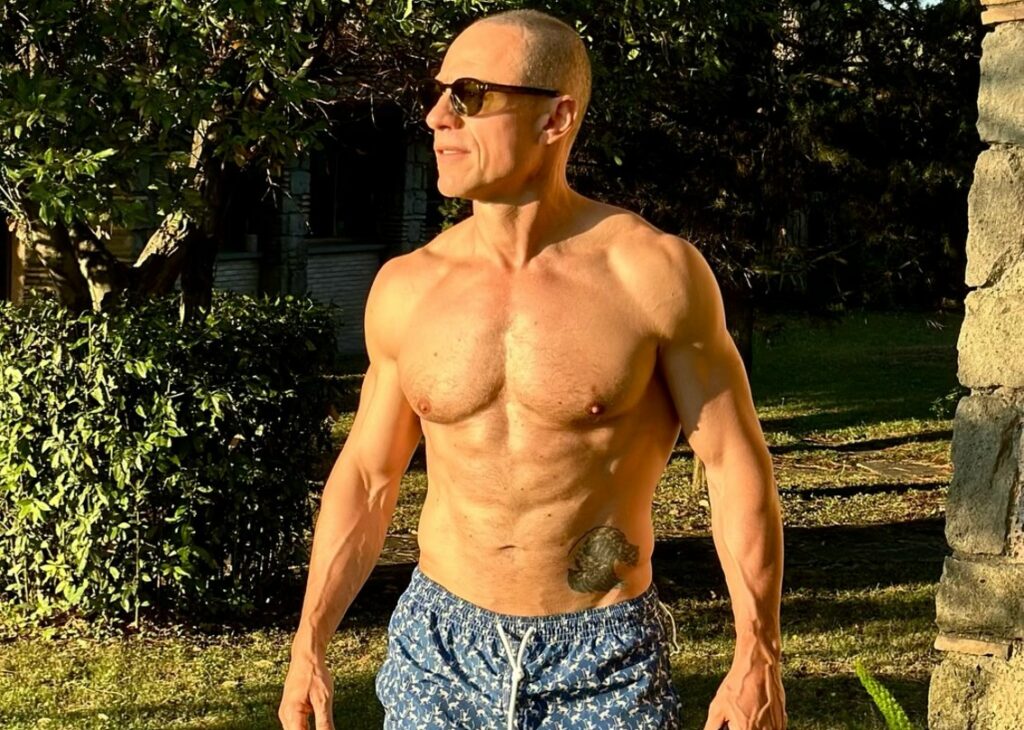 ''Mi sono allenato in un modo diverso'': Stefano Accorsi a 54 anni ha un fisico da far invidia a un ventenne, guarda