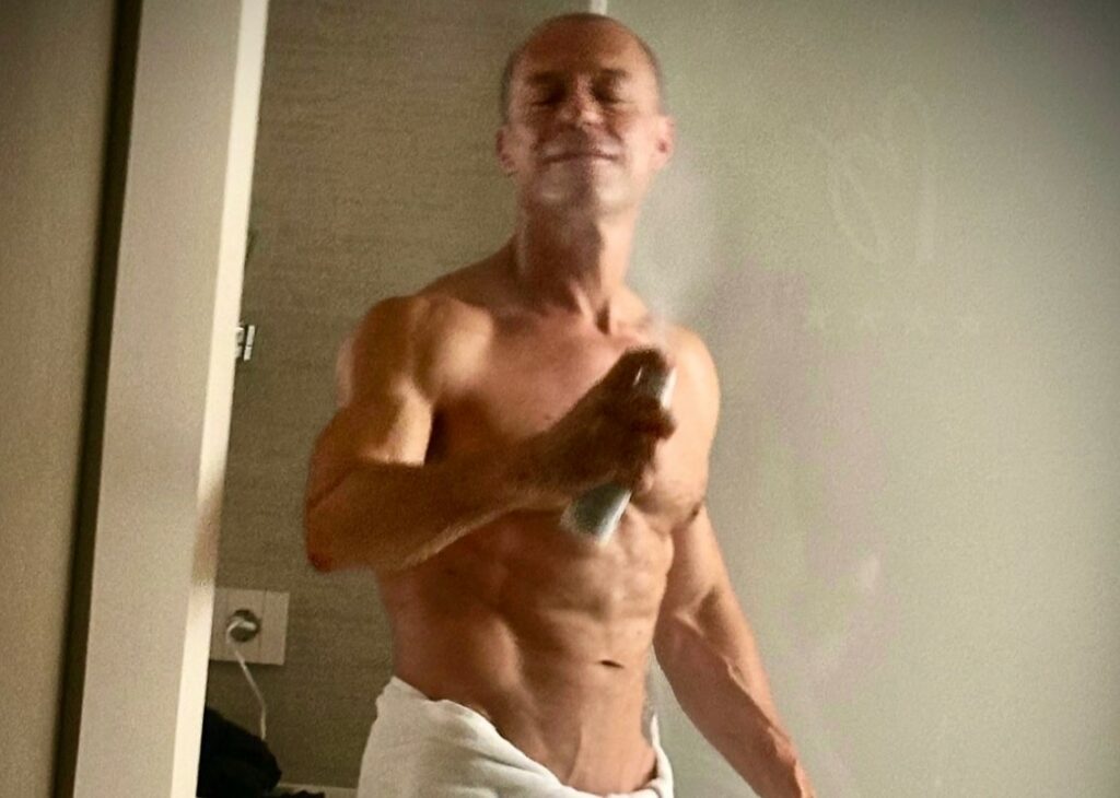 ''Ha perso quei quattro, cinque chili che gli hanno cambiato il corpo'': il personal trainer di Stefano Accorsi spiega come l'attore è in super forma a 54 anni ''Ha perso quei quattro, cinque chili che gli hanno cambiato il corpo'': il personal trainer di Stefano Accorsi spiega come l'attore è in super forma a 54 anni