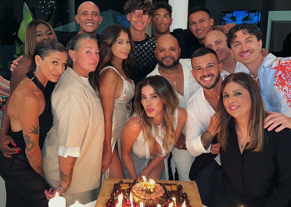 Aida Yespica prorompente più che mai festeggia 43 anni a Ibiza col figlio e gli amici: guarda - Gossip.it | News sul Gossip e VIP