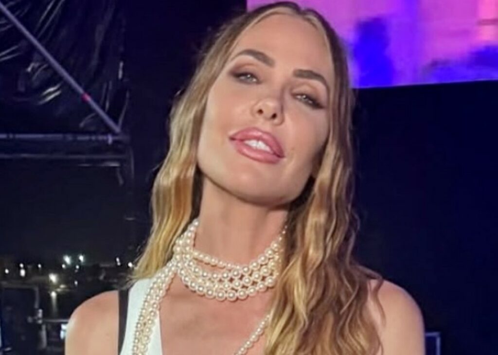''Ho fatto causa per il topless e ho vinto'': Ilary Blasi rivela il retroscena del suo rapporto con Alfonso Signorini ''Ho fatto causa per il topless e ho vinto'': Ilary Blasi rivela il retroscena del suo rapporto con Alfonso Signorini