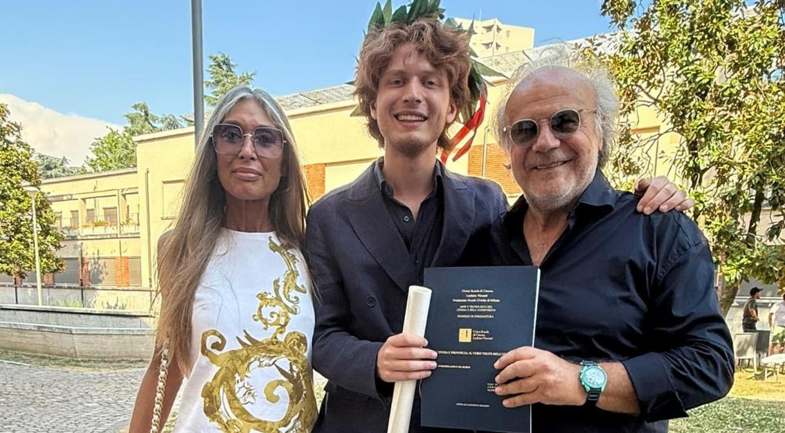 Il figlio di Jerry Calà a 22 anni si diploma alla Scuola di Cinema: la foto con mamma e papà orgogliosi, guarda - Gossip.it | News sul Gossip e VIP