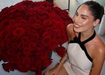 Giulia De Lellis incinta è raggiante per le rose di Tony Effe: lui gliele fa arrivare in Grecia per il loro primo anniversario, guarda
