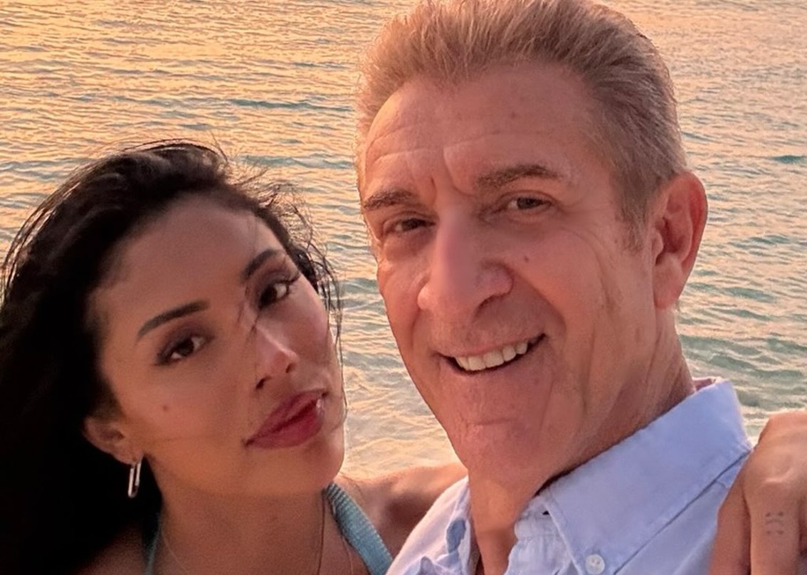 Ezio Greggio posta la prima foto social con la fidanzata che ha 36 anni meno di lui: guarda - Gossip.it | News sul Gossip e VIP