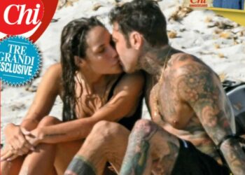 Fedez paparazzato mentre bacia la nuova fidanzata Giulia Honegger in Sardegna: il nuovo amore del rapper è ormai alla luce del sole, guarda