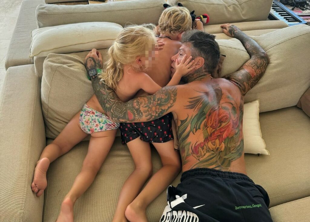 Fedez parla dell'accordo con la Ferragni sull'affidamento dei figli: ''Ti piange il cuore, ho giorni prestabiliti per vederli, mi aiuta solo mio padre'' Fedez parla dell'accordo con la Ferragni sull'affidamento dei figli: ''Ti piange il cuore, ho giorni prestabiliti per vederli, mi aiuta solo mio padre''