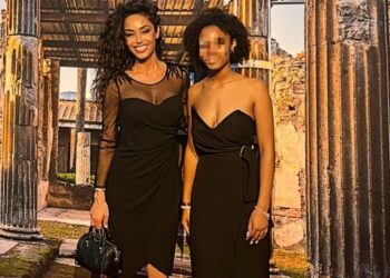 Raffaella Fico sul red carpet con la figlia Pia, che ormai ha 12 anni: le immagini davanti ai fotografi