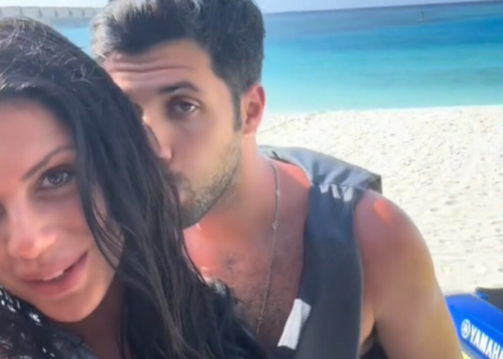 Antonella Fiordelisi festeggia il terzo mesiversario con Giulio Fratini e attacca una ''disperata'' che voleva farli lasciare: guarda Antonella Fiordelisi festeggia il terzo mesiversario con Giulio Fratini e attacca una ''disperata'' che voleva farli lasciare: guarda