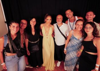 L'ex ballerino di 'Amici' Giuseppe Giofré, che oggi lavora con Jennifer Lopez, porta la famiglia a conoscere la diva americana a Lucca: guarda