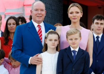 Alberto di Monaco con la moglie Charlène e i due figli gemelli di 10 anni si commuove alle celebrazioni per i 20 anni di regno: guarda