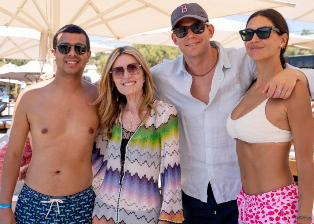 La madre di Carlo Beretta pubblica foto in vacanza con la 'nuora' Melissa Satta, impazzano i gossip su una presunta gravidanza La madre di Carlo Beretta pubblica foto in vacanza con la 'nuora' Melissa Satta, impazzano i gossip su una presunta gravidanza