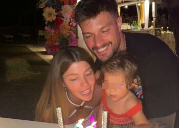 ''Grazie per sorprendermi sempre amore'': Andrea Zelletta compie 32 anni, la scritta sulla torta fatta preparare dalla fidanzata lascia perplessi