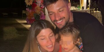 ''Grazie per sorprendermi sempre amore'': Andrea Zelletta compie 32 anni, la scritta sulla torta fatta preparare dalla fidanzata lascia perplessi