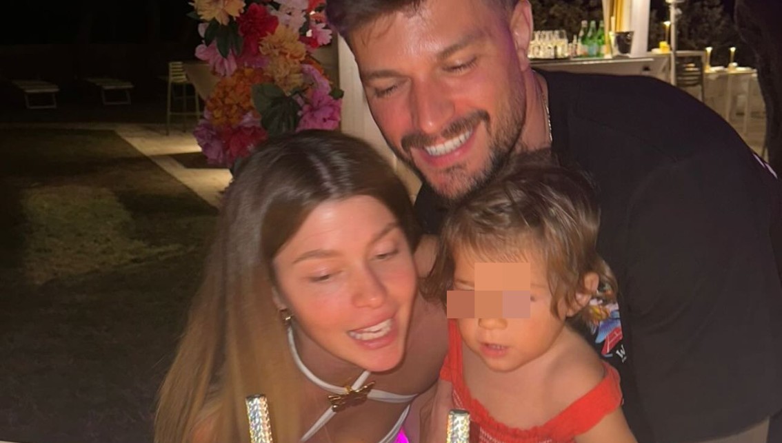 ''Grazie per sorprendermi sempre amore'': Andrea Zelletta compie 32 anni, la scritta sulla torta fatta preparare dalla fidanzata lascia perplessi - Gossip.it | News sul Gossip e VIP