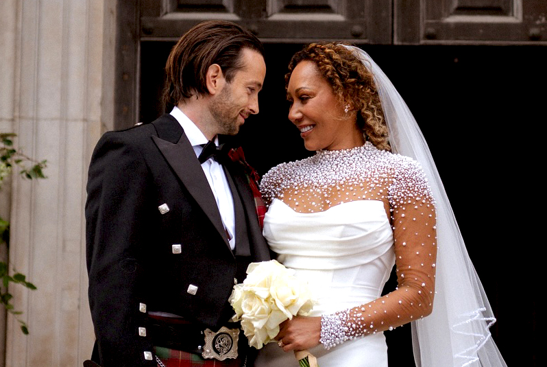 La cantante delle 'Spice Girls' Mel B si è sposata, ma alle nozze c’era solo una delle compagne di band - Gossip.it | News sul Gossip e VIP