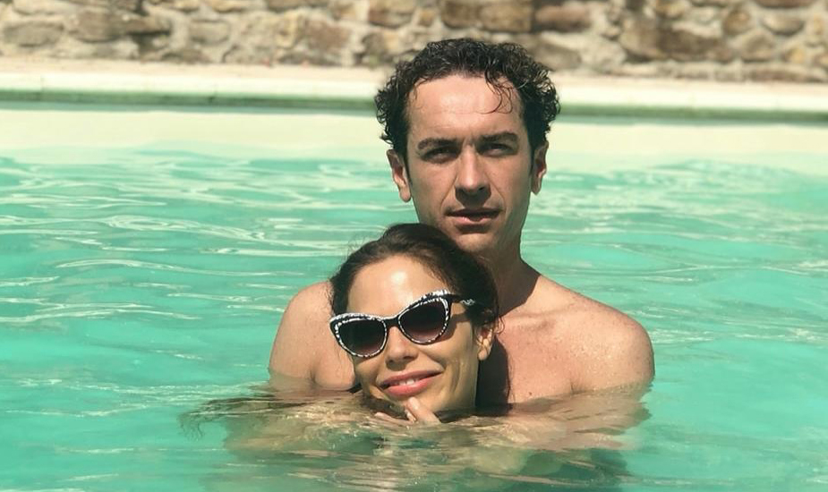 Naike Rivelli mostra una foto col futuro sposo e annuncia: ''Nozze il 6 settembre, non vendo l’esclusiva, è da sfigati'' Naike Rivelli mostra una foto col futuro sposo e annuncia: ''Nozze il 6 settembre, non vendo l’esclusiva, è da sfigati''