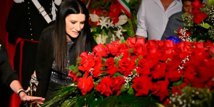 ''Pippo mi ha cambiato la vita'': Laura Pausini commossa davanti al feretro di Baudo, suo 'secondo papà'