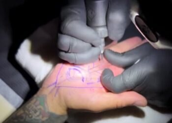 Fedez, il nuovo tatuaggio sul palmo della mano