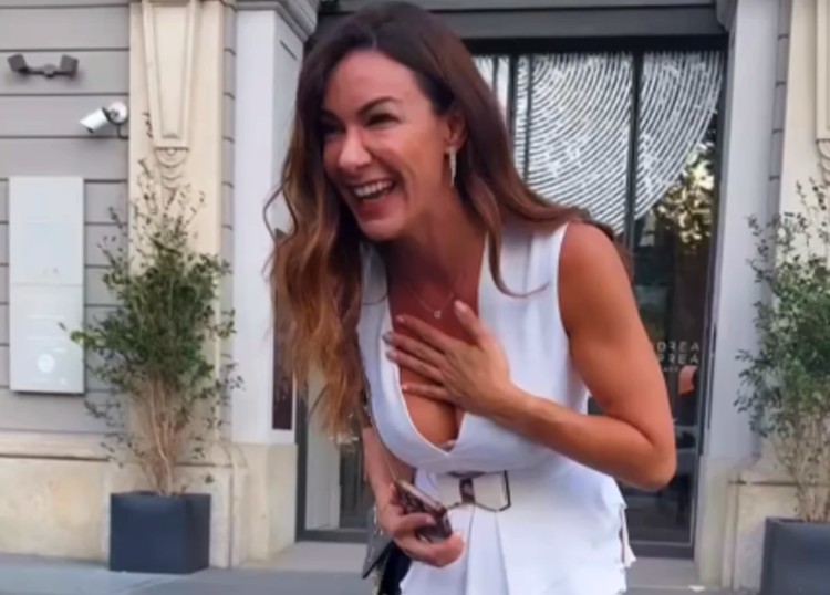 Le forme prorompenti di Melita Toniolo attirano l'attenzione di un tassista a Milano: guarda Le forme prorompenti di Melita Toniolo attirano l'attenzione di un tassista a Milano: guarda