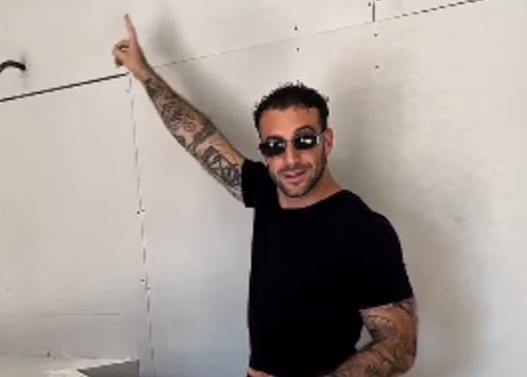 Andreas Muller mostra i lavori nel suo nuovo negozio Andreas Muller mostra i lavori nel suo nuovo negozio