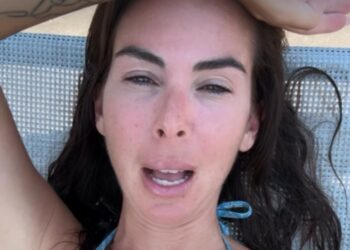 Micol Olivieri in lacrime dopo la morte della coniglietta